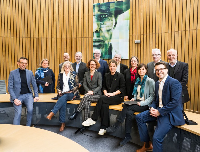 Die Expert*innen des Bioökonomierates NRW zusammen mit Klimaschutzministerin Mona Neubaur nach Überreichung der Ernennungsurkunden. Die Expert*innen des Bioökonomierates NRW zusammen mit Klimaschutzministerin Mona Neubaur nach Überreichung der Ernennungsurkunden.