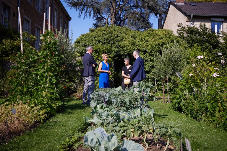 Ministerin Ina Brandes besuchte auch den Nutzpflanzengarten auf dem Campus Poppelsdorf