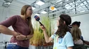 Dr. Alina Klaus mit einem Kinderreporter in der Klimakammer - Screenshot der Lokalzeit Aachen vom 04.11.2024