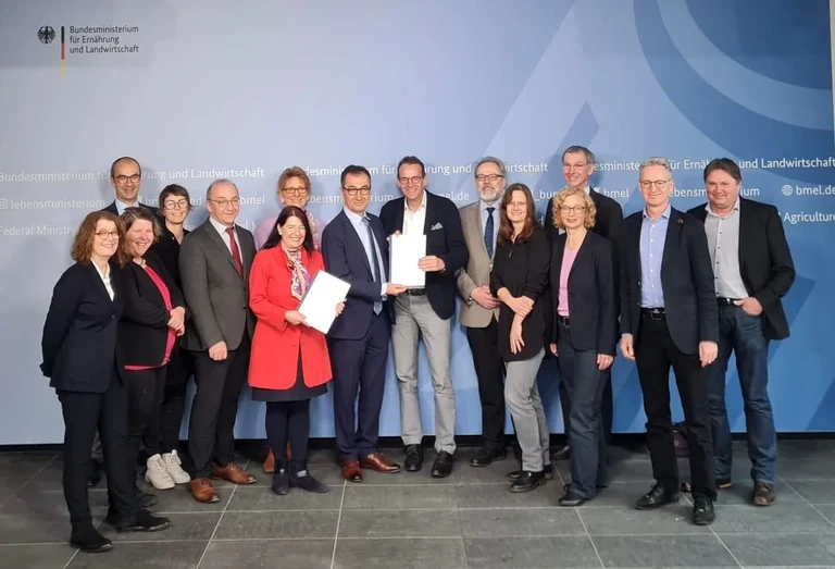 Der Wissenschaftlichen Beirat für Agrarpolitik, Ernährung und gesundheitlichen Verbraucherschutz (WBAE) hat in Berlin seine neue Stellungnahme „Ernährungsarmut unter Pandemiebedingungen“ an den Bundesminister für Ernährung und Landwirtschaft Cem Özdemir übergeben.