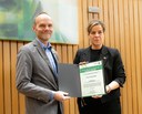 Prof. Dr. Ralf Pude with Climate Protection Minister Mona Neubaur at the presentation of the certificate of appointment.