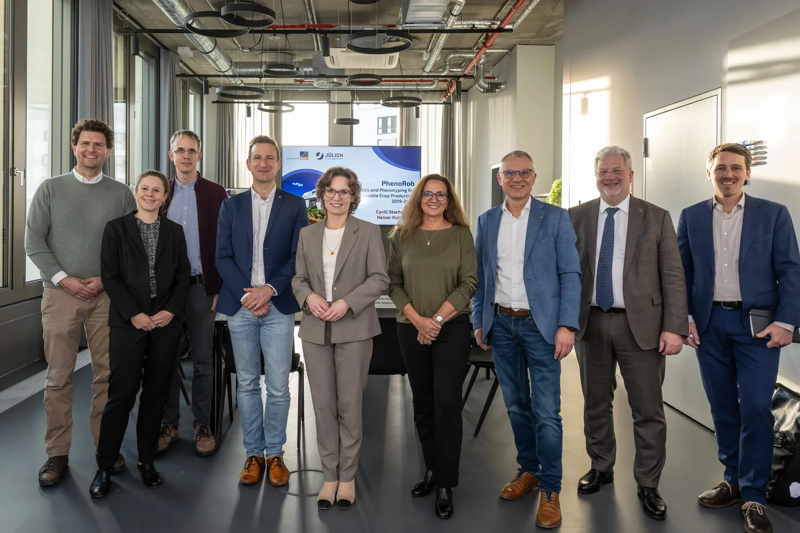 The EU Environment Commissioner (5. from the left) met researchers from the University of Bonn's PhenoRob Cluster of Excellence