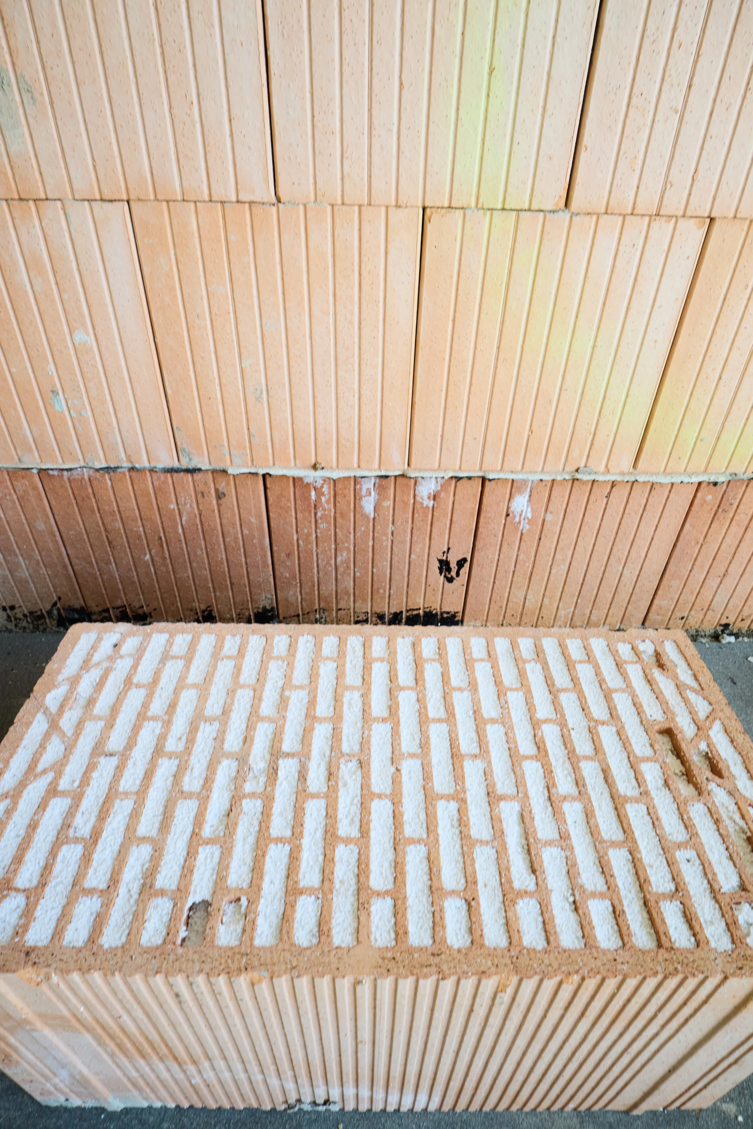 State-of-the-art perforated Poroton bricks are being used in the transverse section of the building. They will be filled with perlite, making them particularly good thermal insulators.