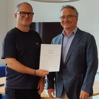 Dekan Heiko Schoof und Jürgen Burkhardt bei der Urkundenübergabe.