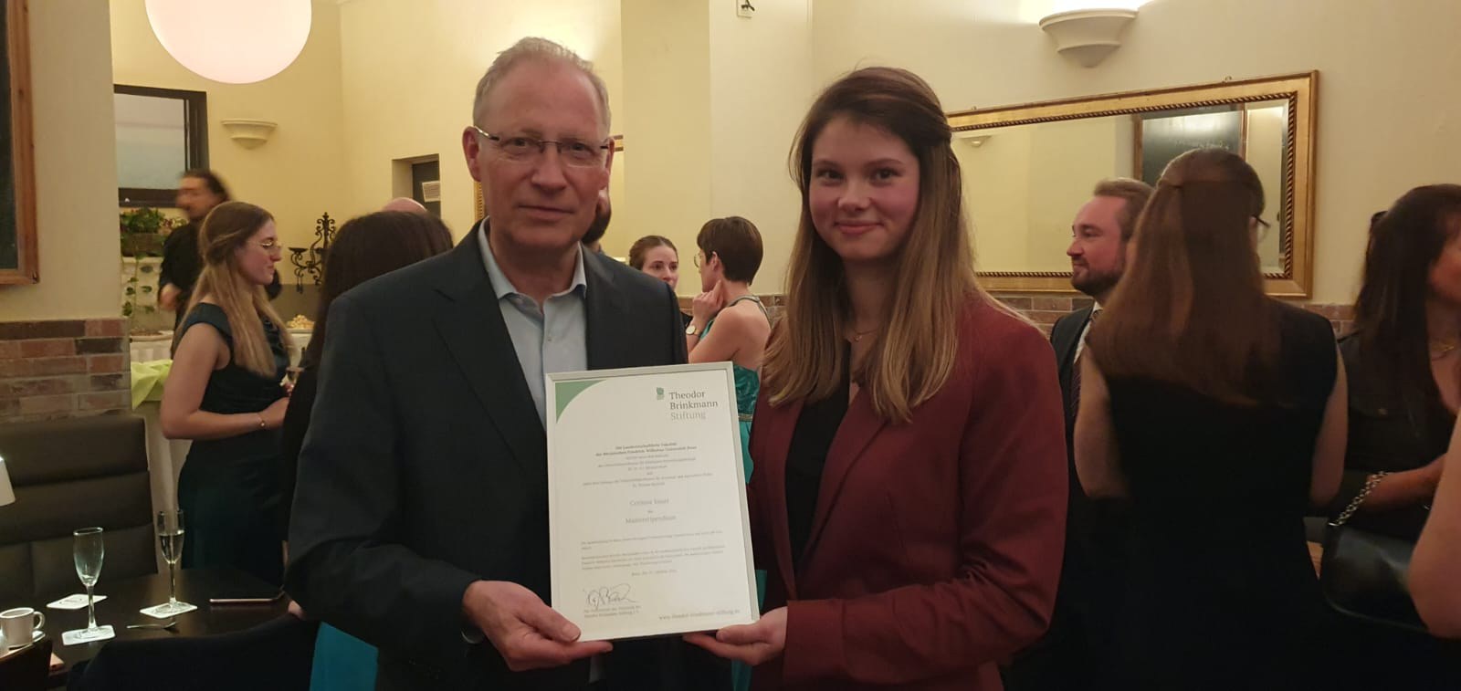 Dr. Hermann-Josef Baaken hands over the certificate to Corinna Sauer